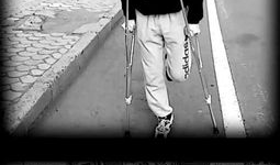 瘸子走路的短视频